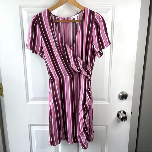 Leith Dresses & Skirts - Leith multicolor print striped short sleeve V neck pink purple dress Sz Small